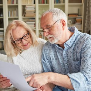 moglie e marito di mezza età consultano un foglio