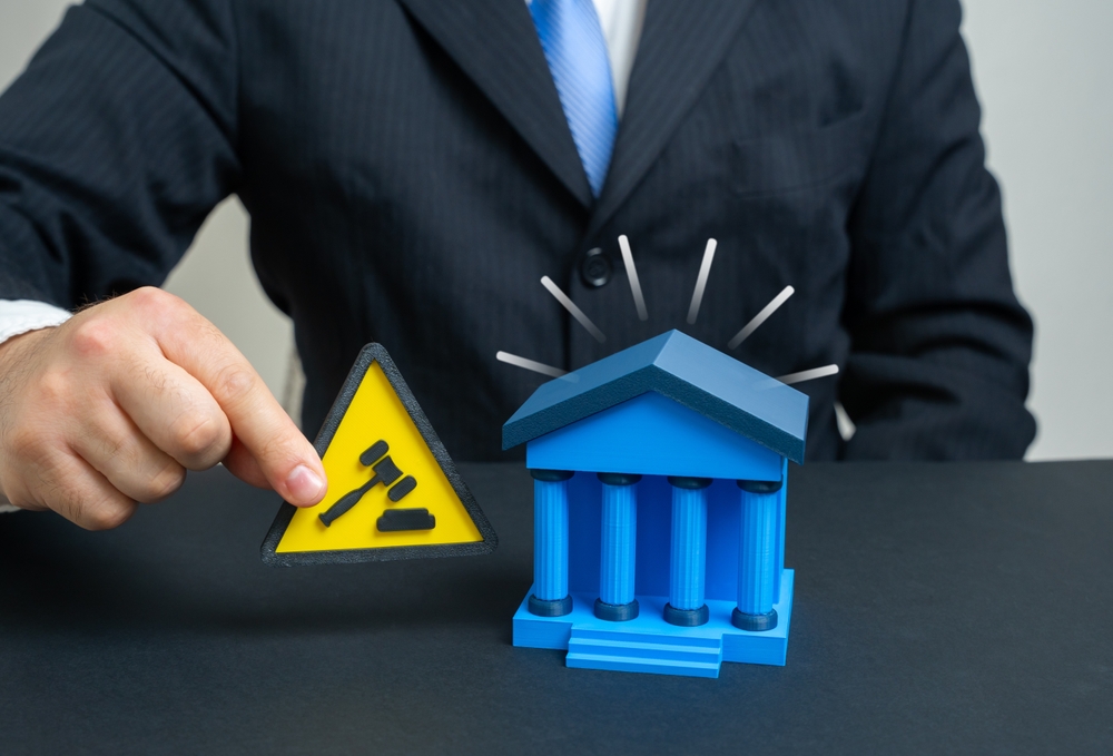 immagine di un martelletto da giudice vicino all'entrata di una banca.