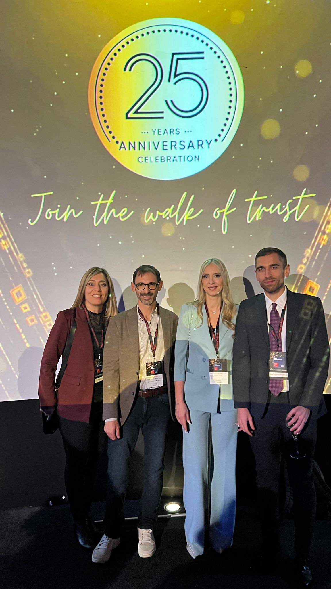 Team TABILIA posa davanti al backdrop dei 25 anni Great Place to Work durante l’evento Best Workplaces Italia 2026