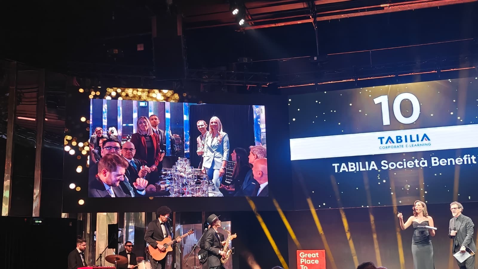 Schermo sul palco mostra TABILIA al 10° posto ai Best Workplaces Italia 2026 durante la cerimonia di premiazione