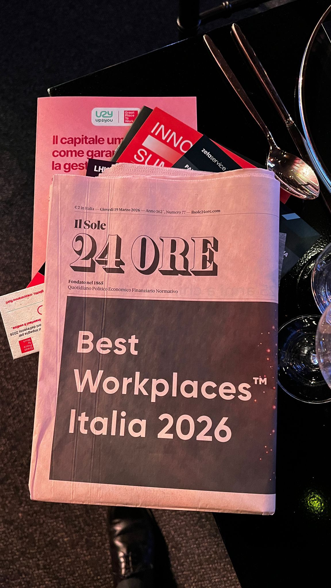 Prima pagina de Il Sole 24 Ore con titolo Best Workplaces Italia 2026 durante l’evento di premiazione