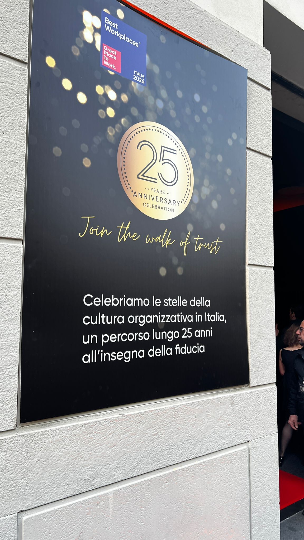 Pannello Best Workplaces Italia 2026 con grafica dei 25 anni Great Place to Work e messaggio sulla cultura della fiducia