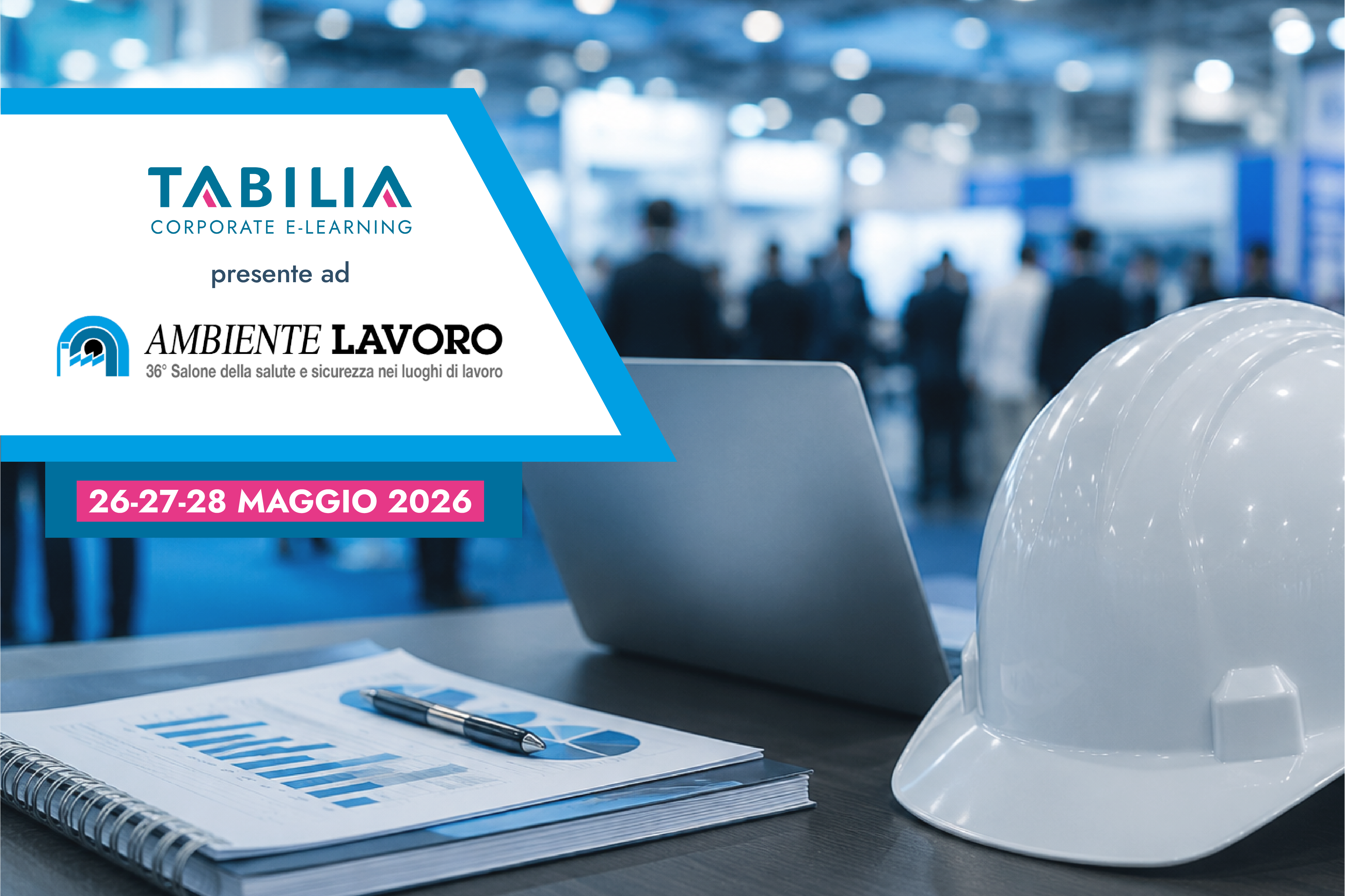 Casco di sicurezza, laptop e documentazione tecnica presso Ambiente Lavoro 2026, evento dedicato alla formazione e alla sicurezza sul lavoro.