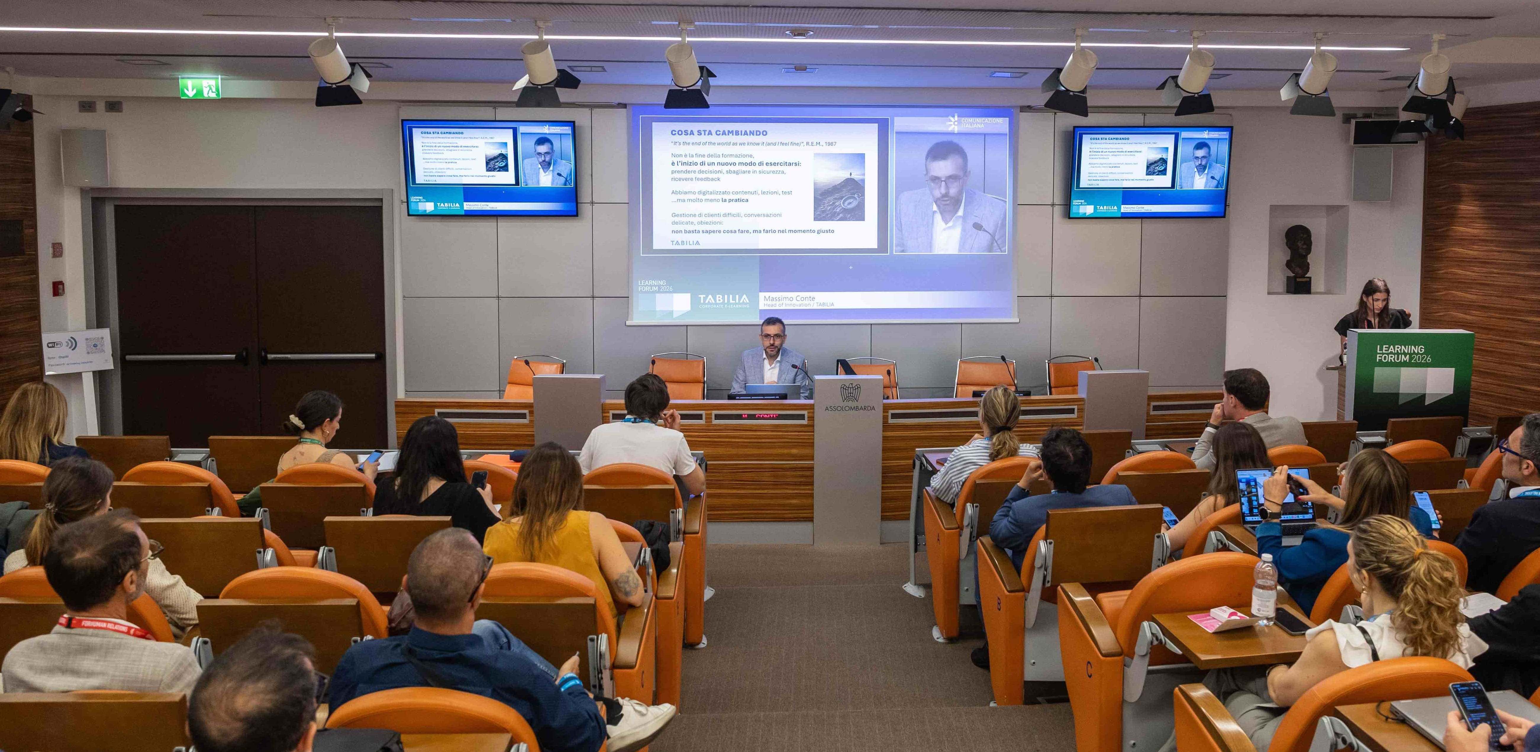 Massimo Conte, Head of Innovation di TABILIA, durante lo speech al Learning Forum 2026 dedicato all'Intelligenza Artificiale nella formazione aziendale e alle simulazioni conversazionali AI.